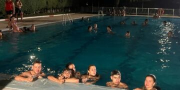 Más de un centenar de jóvenes de Carbajosa se refrescan en la ‘pool party’