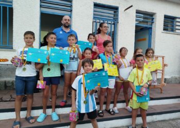 Medallas para los 110 niños de Carbajosa que han participado en los cursos de natación este verano