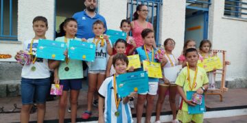 Medallas para los 110 niños de Carbajosa que han participado en los cursos de natación este verano