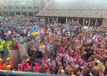 ‘La Traca’ marca el estallido de las Fiestas de San Roque ante miles de peñistas en Carbajosa