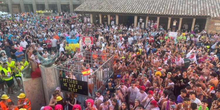 ‘La Traca’ marca el estallido de las Fiestas de San Roque ante miles de peñistas en Carbajosa