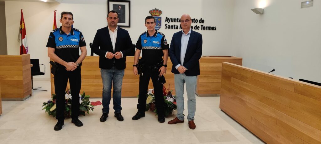 David Mingo y Jesús Hernández, junto al jefe de la Policía Local, Pedro Rodríguez y el nuevo oficial que incorpora a la plantilla.