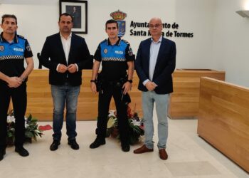 David Mingo y Jesús Hernández, junto al jefe de la Policía Local, Pedro Rodríguez y el nuevo oficial que incorpora a la plantilla.