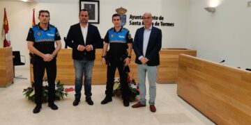 David Mingo y Jesús Hernández, junto al jefe de la Policía Local, Pedro Rodríguez y el nuevo oficial que incorpora a la plantilla.