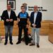 David Mingo y Jesús Hernández, junto al jefe de la Policía Local, Pedro Rodríguez y el nuevo oficial que incorpora a la plantilla.