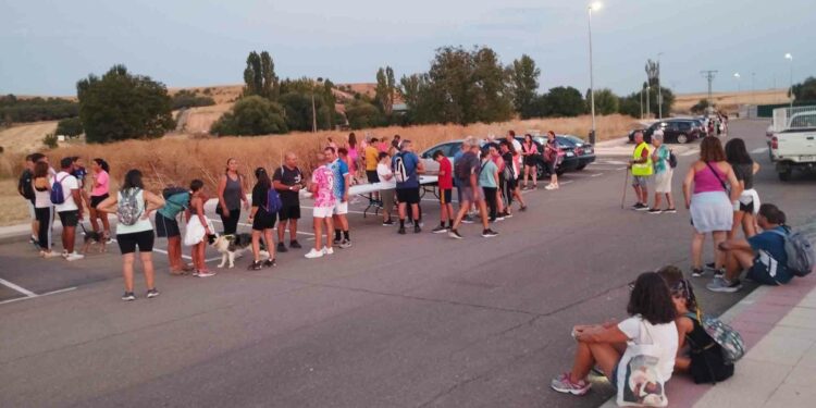 Más de 200 personas participan en la Marcha Nocturna y en la chocolatada de la I Semana Cultural