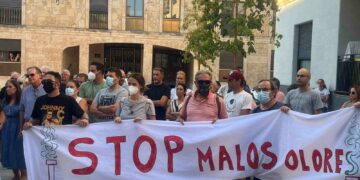 Más de 200 vecinos protestan contra los malos olores de la fábrica de grasas y seguirán luchando unidos en la Plataforma Cuidamos Villamayor