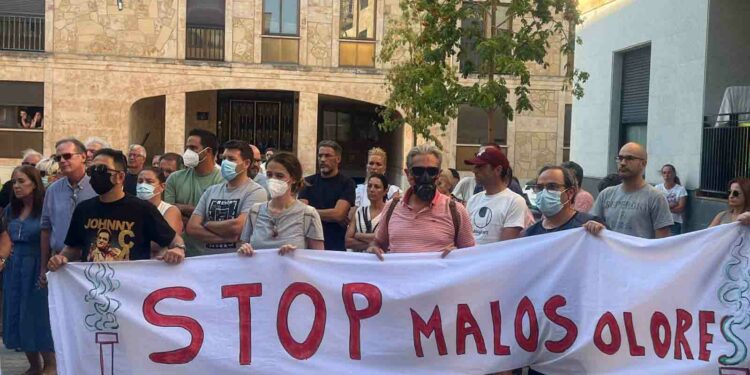 Más de 200 vecinos protestan contra los malos olores de la fábrica de grasas y seguirán luchando unidos en la Plataforma Cuidamos Villamayor