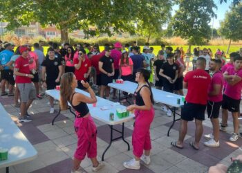 Más de un centenar de peñistas participa en el divertido torneo beer pong de las fiestas