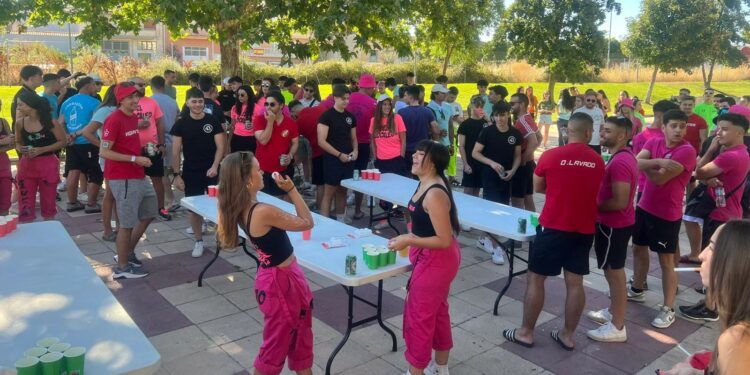 Más de un centenar de peñistas participa en el divertido torneo beer pong de las fiestas