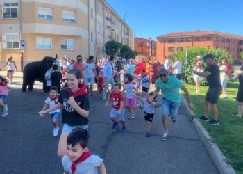 Los más pequeños se divierten en el encierro infantil con unos toros muy coloridos