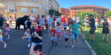 Los más pequeños se divierten en el encierro infantil con unos toros muy coloridos