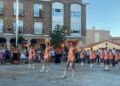 La banda de música y las majorettes de Carbajosa hacen gala de su buen trabajo en equipo
