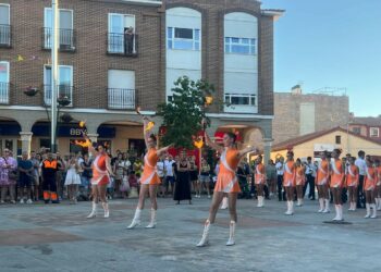 La banda de música y las majorettes de Carbajosa hacen gala de su buen trabajo en equipo