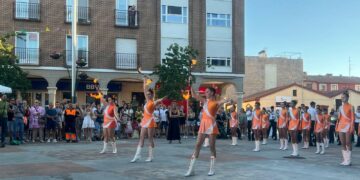 La banda de música y las majorettes de Carbajosa hacen gala de su buen trabajo en equipo