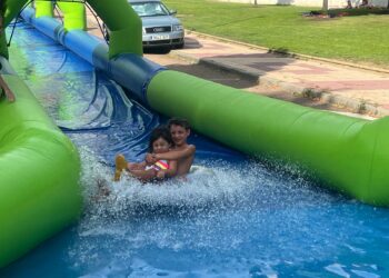 Refrescante jornada con los hinchables de la Fiesta del Agua