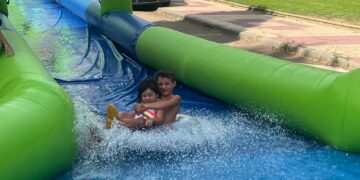 Refrescante jornada con los hinchables de la Fiesta del Agua