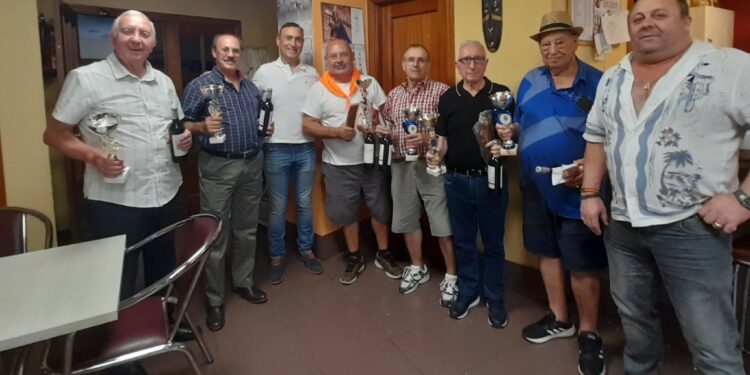 Carbajosa entrega los premios del concurso de disfraces y de los torneos deportivos de fiestas