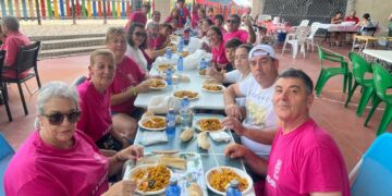 Largas colas en Castellanos para degustar las 2.200 raciones de paella festiva solidaria a beneficio de Salud Mental Salamanca