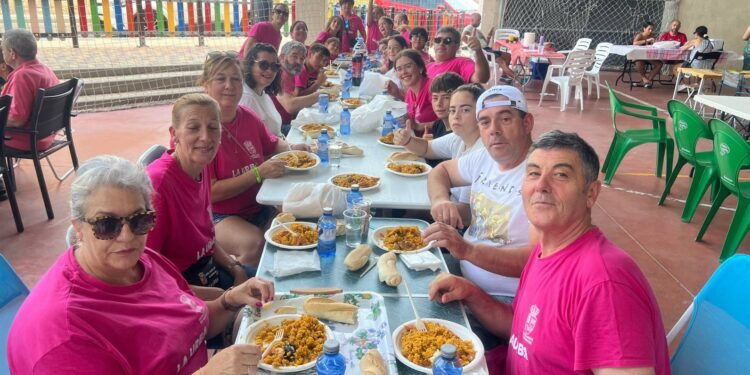 Largas colas en Castellanos para degustar las 2.200 raciones de paella festiva solidaria a beneficio de Salud Mental Salamanca