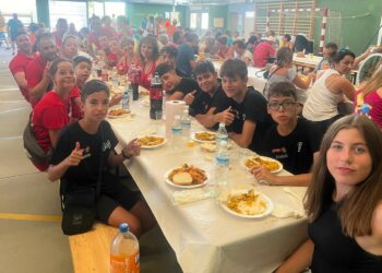 Los vecinos de Doñinos despiden las fiestas en torno a la mesa y 1.400 raciones de paella solidaria