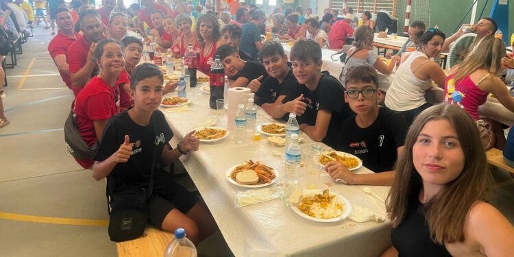 Los vecinos de Doñinos despiden las fiestas en torno a la mesa y 1.400 raciones de paella solidaria