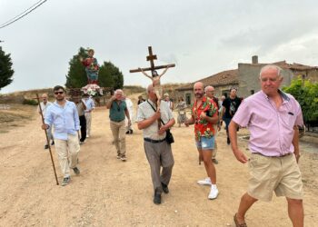 El Salvador procesiona por las calles de Mozodiel de Sanchíñigo en su día de fiesta