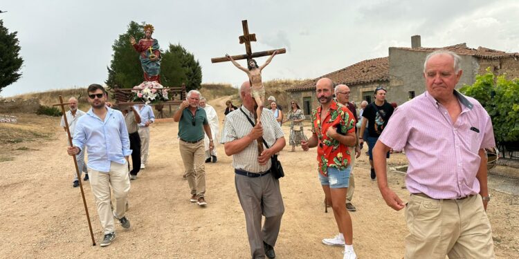 El Salvador procesiona por las calles de Mozodiel de Sanchíñigo en su día de fiesta