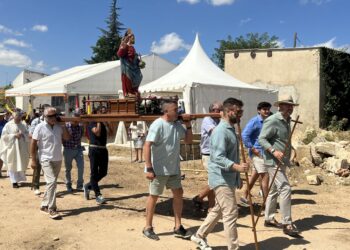 Lanzamiento de azada, procesión y paella para celebrar la fiesta de Mozodiel en honor a El Salvador