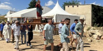 Lanzamiento de azada, procesión y paella para celebrar la fiesta de Mozodiel en honor a El Salvador