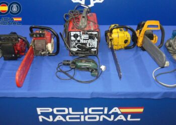 La Policía Nacional detiene a dos jóvenes y recupera maquinaria y diversos objetos que habían sido robados