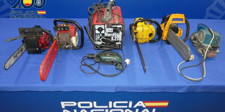 La Policía Nacional detiene a dos jóvenes y recupera maquinaria y diversos objetos que habían sido robados