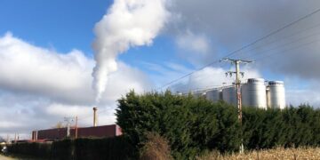 Los vecinos de Villamayor saldrán mañana a la calle, hartos de los olores nauseabundos que sufren