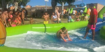 Niños y jóvenes abren las Fiestas de Verano de Villamayor con los hinchables de agua y el fútbol burbuja