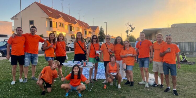 La parrillada de las peñas de Villamayor reúne a un millar de vecinos para compartir la merienda al aire libre