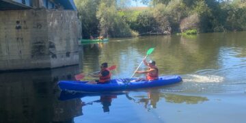 150 personas disfrutan del paseo en piragua por el Tormes