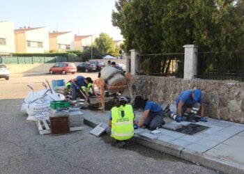 La AFE ‘Albañilería y Renovación de Pavimentos’ renueva el acerado de la calle Ganges para mejorar la accesibilidad en Villamayor