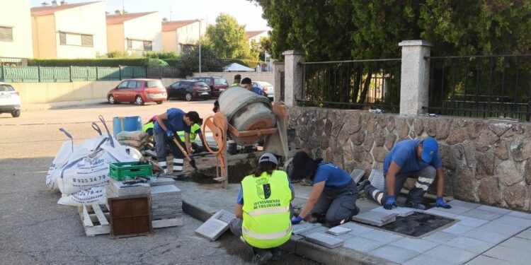 La AFE ‘Albañilería y Renovación de Pavimentos’ renueva el acerado de la calle Ganges para mejorar la accesibilidad en Villamayor