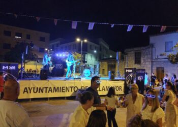 Los grandes temas de la música de los 80 y 90 conectan con el público de Villamayor