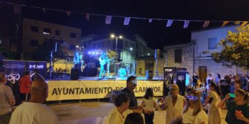 Los grandes temas de la música de los 80 y 90 conectan con el público de Villamayor