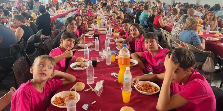 Un millar de vecinos de Villares comparten mesa para degustar la caldereta festiva