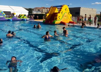 ‘Villares al Fresco’, nueva iniciativa para que los vecinos disfruten de una refrescante tarde en las piscinas y una velada nocturna con dj