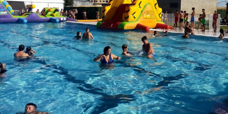 ‘Villares al Fresco’, nueva iniciativa para que los vecinos disfruten de una refrescante tarde en las piscinas y una velada nocturna con dj
