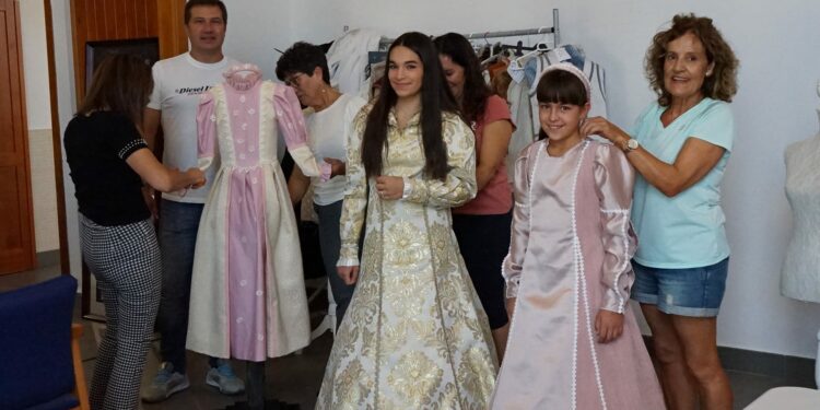 Comienzan los preparativos para las XI Vísperas Nupciales en Aldeatejada con la confección de los trajes y la organización del mercado renacentista