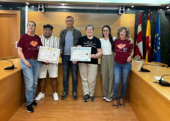 Carbajosa entrega los más de 2.300 euros recaudados en la paella solidaria de las fiestas al Comedor de los Pobres y Ascol