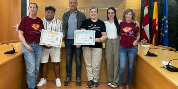 Carbajosa entrega los más de 2.300 euros recaudados en la paella solidaria de las fiestas al Comedor de los Pobres y Ascol