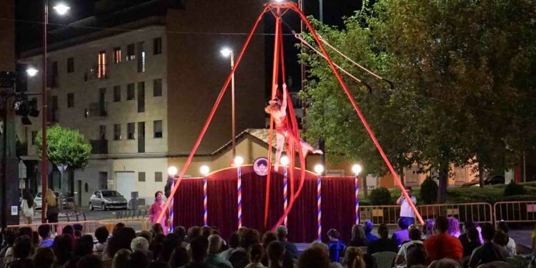 Santa Marta disfruta del humor, el circo y las acrobacias aéreas con el espectáculo de ‘Volatiritormes’