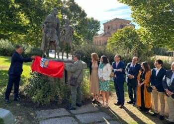 Salamanca homenajea a Agustín Casillas por el 50 aniversario de la escultura del Lazarillo de Tormes y le dedicará la plaza central de La Alamedilla