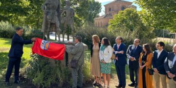 Salamanca homenajea a Agustín Casillas por el 50 aniversario de la escultura del Lazarillo de Tormes y le dedicará la plaza central de La Alamedilla