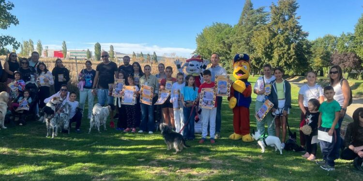 La exhibición canina de la Guardia Civil completa la ‘Campaña Anticacas’ de Ciudad de los Niños de Carbajosa para concienciar a los dueños de perros